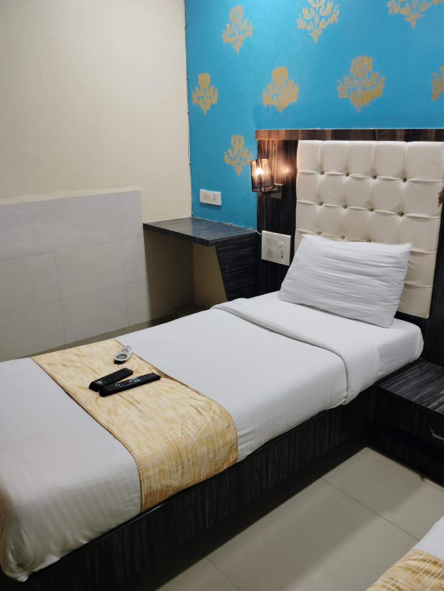 Hotel Crystal Park Near Nesco Exhibition Center Mumbai Exterior photo