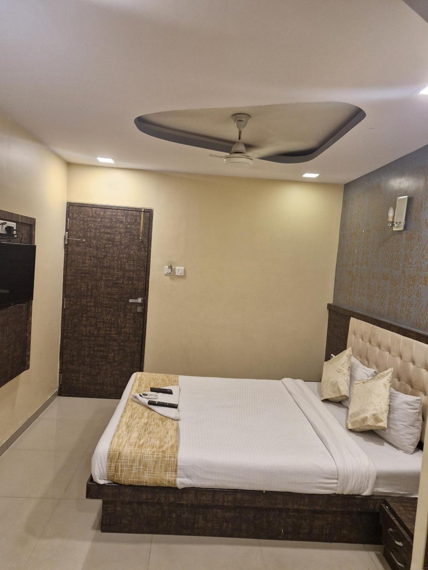 Hotel Crystal Park Near Nesco Exhibition Center Mumbai Exterior photo